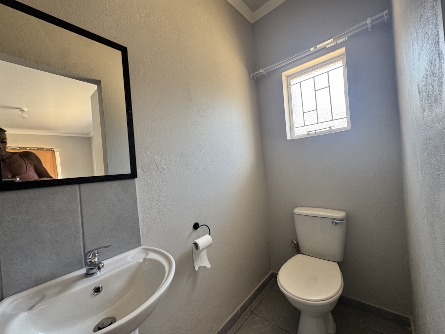 To Let 1 Bedroom Property for Rent in La Hoff North West